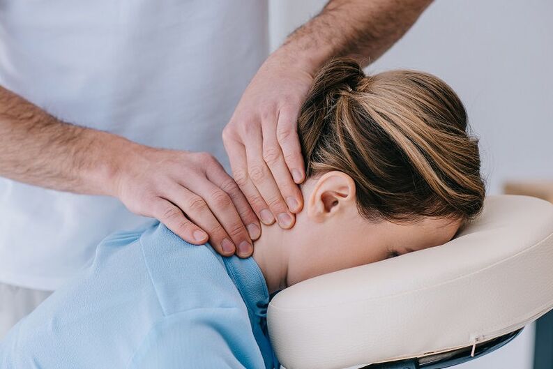 W celu wyeliminowania zespołu neurologicznego stosuje się masaż ręczny