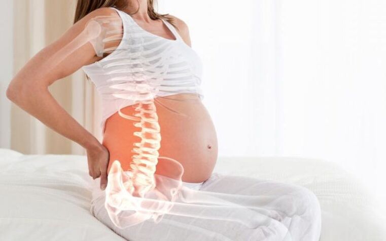 Kobiety w ciąży odczuwają ból kręgosłupa między łopatkami z powodu zwiększonego obciążenia mięśni pleców