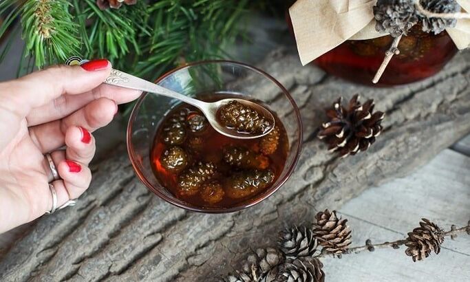 Nalewka na bazie pączków sosny do leczenia osteochondrozy szyjnej w domu